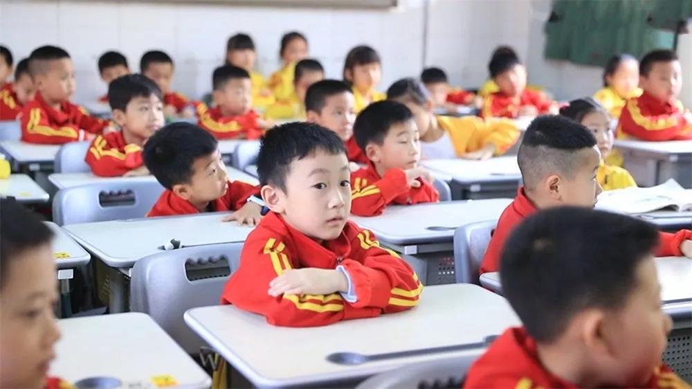 新課桌椅時(shí)代——科學(xué)健康三防正姿課桌椅普及方案