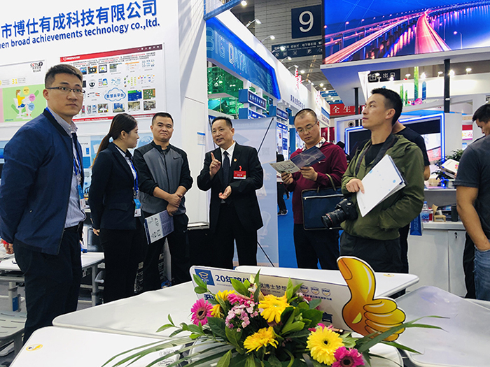 博仕有成受邀參加第二十一屆中國(guó)國(guó)際高新技術(shù)成果交易會(huì)(圖5) 深圳市特種技術(shù)裝備協(xié)會(huì)會(huì)長(zhǎng)崔愛民,74集團(tuán)軍裝備雷鵬濤處長(zhǎng)