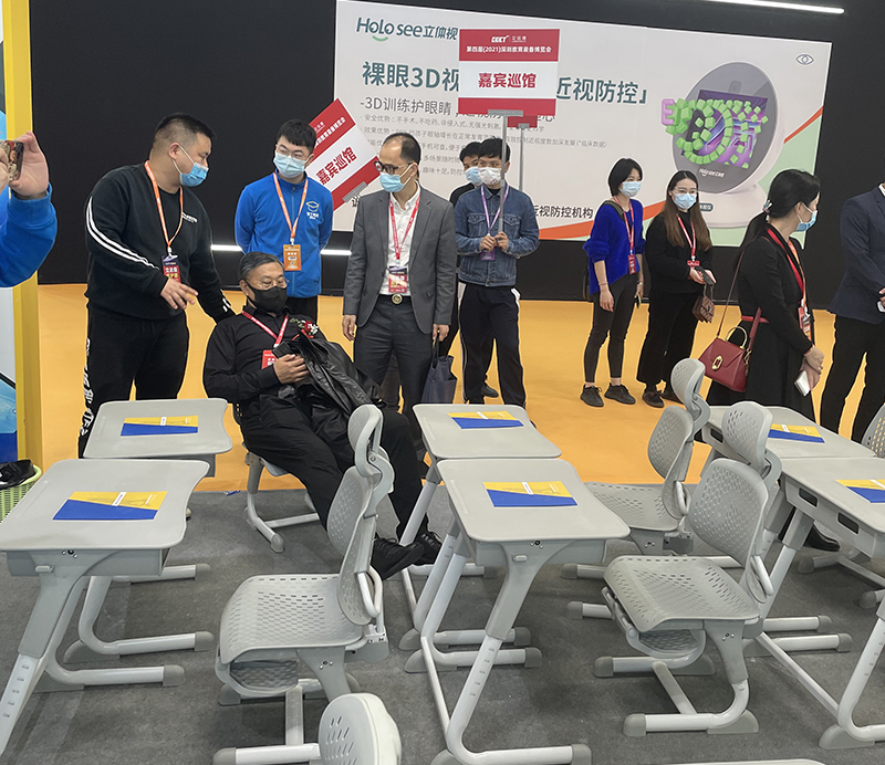 博仕有成午休課桌椅受到了嘉賓以及教育局等領(lǐng)導的高度認可