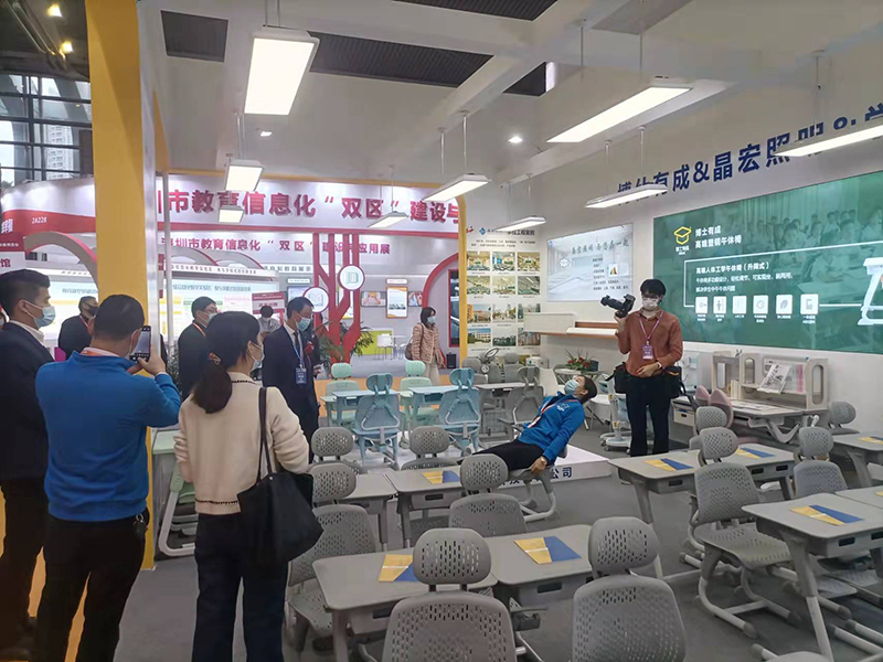 新型雙用午休課桌椅：保護視力，更關(guān)注學生睡眠