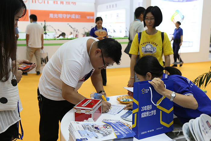 同心筑夢 科教領(lǐng)航｜博仕有成攜三防正姿普及方案亮相2019深圳教育裝備博覽會(圖2)