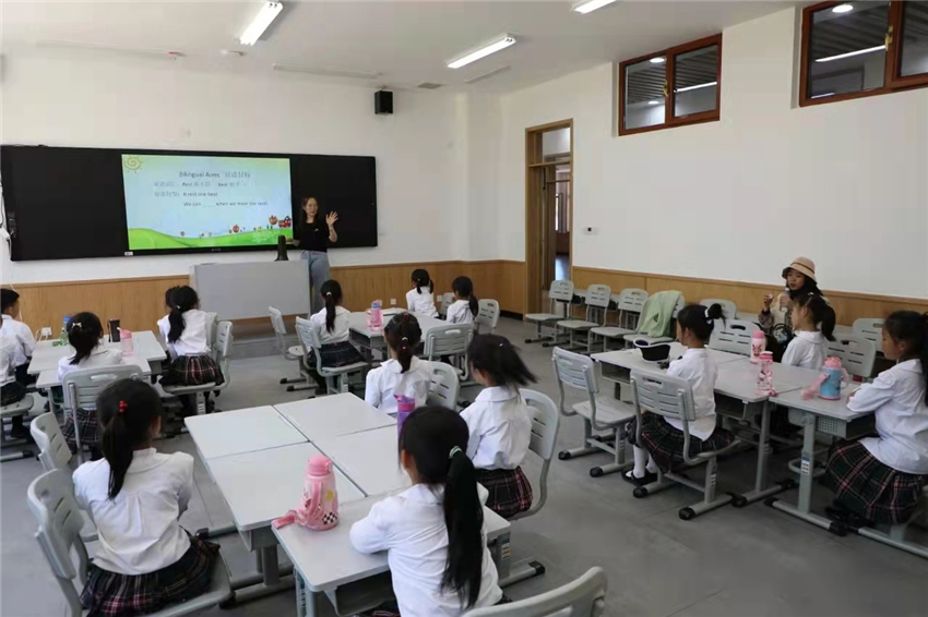 博仕有成課桌椅進駐唐山西那母君華小學(圖5) 博仕有成課桌椅進駐唐山西那母君華小學(圖5)