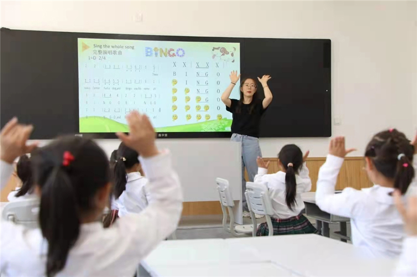 博仕有成課桌椅進駐唐山西那母君華小學(圖7) 博仕有成課桌椅進駐唐山西那母君華小學(圖7)