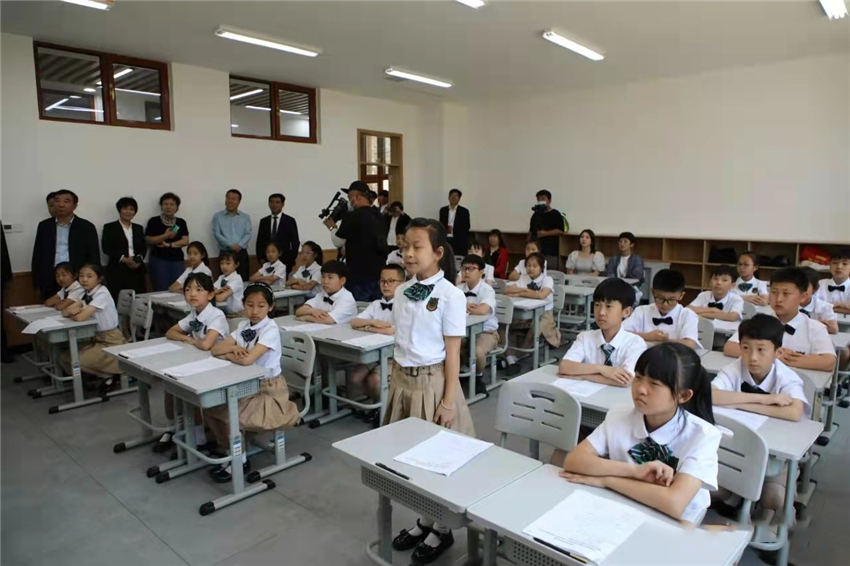 博仕有成課桌椅進駐唐山西那母君華小學(圖6) 博仕有成課桌椅進駐唐山西那母君華小學(圖6)