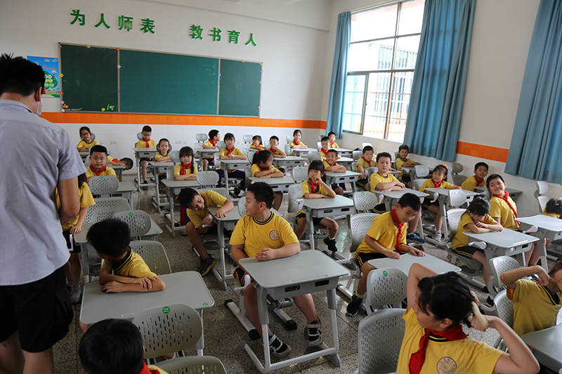 博仕有成午休課桌椅進駐東莞市金鳳凰小學(xué)(圖3)