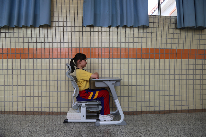 博仕有成午休課桌椅進駐東莞市金鳳凰小學(xué)(圖4)