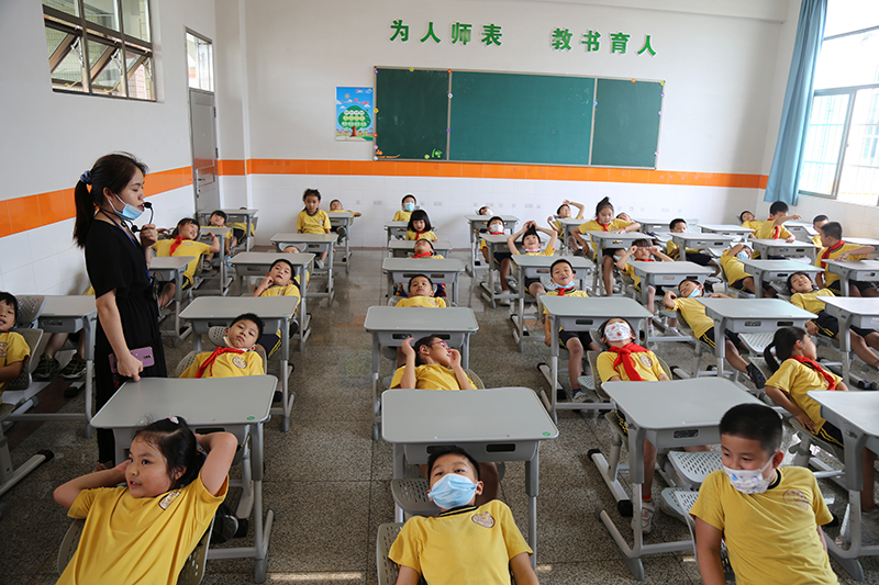 博仕有成午休課桌椅進駐東莞市金鳳凰小學(xué)(圖6)