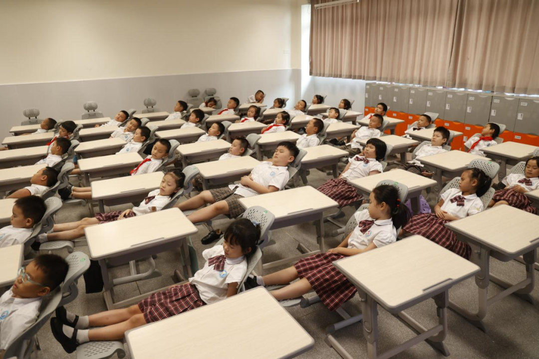 喜提“午休神器”！這所學(xué)校用一把椅子解決學(xué)生午休難題