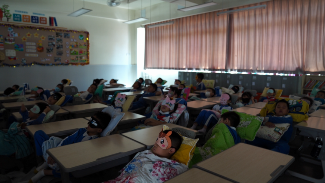 喜提“午休神器”！這所學(xué)校用一把椅子解決學(xué)生午休難題(圖5)